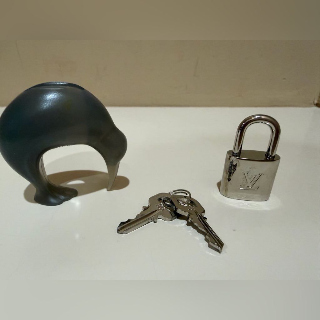Limited Edition Louis Vuitton Cup 2000 Kiwi Silver Padlock & 2 Keys #306